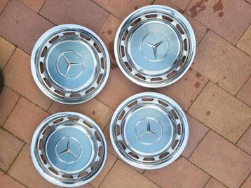 Mercedes w123 wieldoppen  beschikbaar voor biedingen