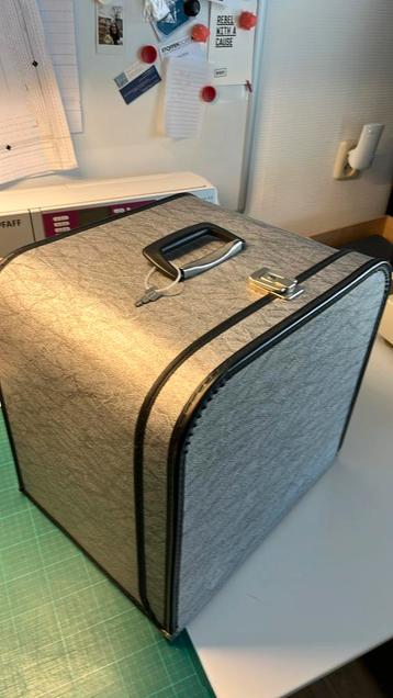 Lock naaimachine koffer nieuw beschikbaar voor biedingen