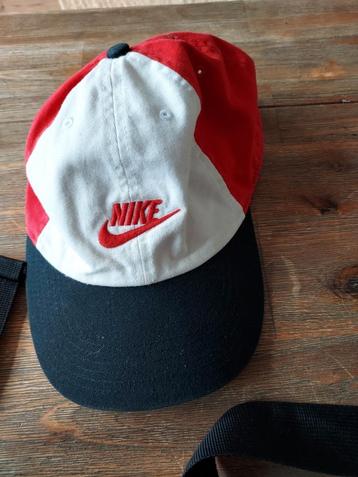 Nike Pet - Rood/Wit/Zwart beschikbaar voor biedingen