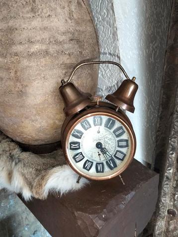 Leuke brocante klok opwindbaar beschikbaar voor biedingen