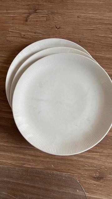 Vintage ontbijtborden(2) en grote platte borden(3) beschikbaar voor biedingen