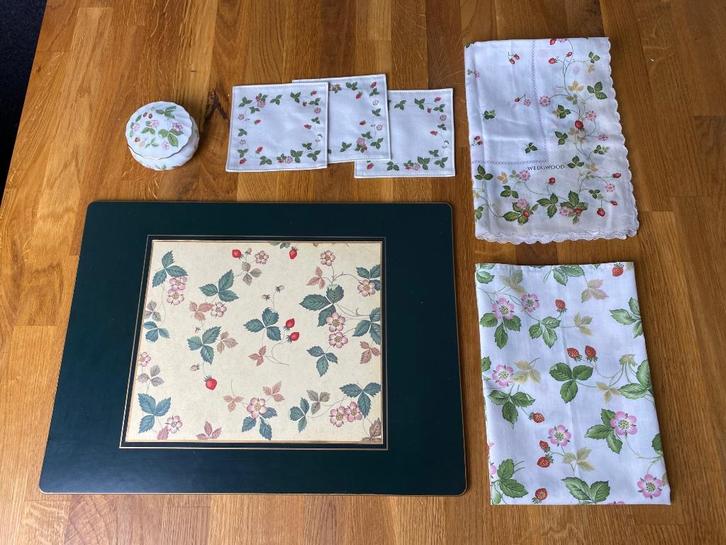 Wedgwood Wild Strawberry accessoires, Verzamelen, Porselein, Kristal en Bestek, Zo goed als nieuw, Bord of Schaal, Porselein, Ophalen of Verzenden