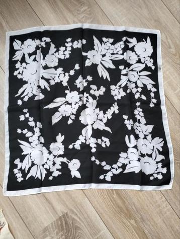 Zwart-witte bloemen sjaal beschikbaar voor biedingen