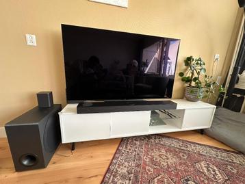 Modern wit tv-meubel met glazen plank beschikbaar voor biedingen