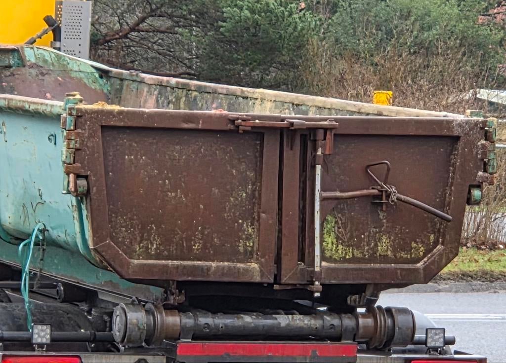 Puincontainer met nieuwe deuren, Ophalen