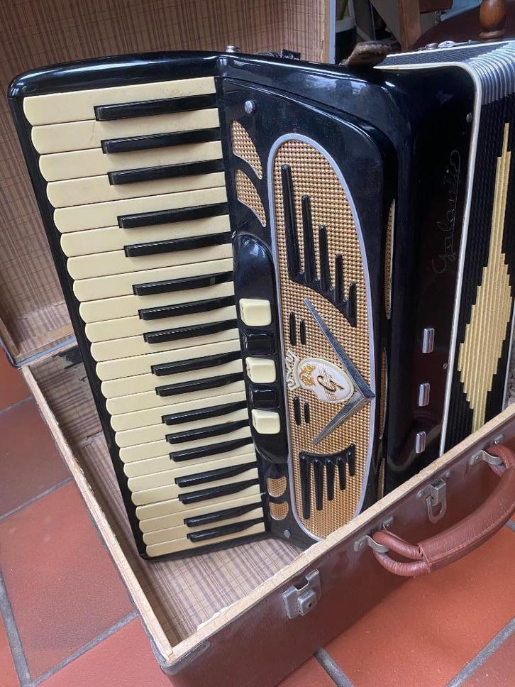 Galanti 120 bas Accordeon, Muziek en Instrumenten, Accordeons, Gebruikt, Toetsaccordeon, 120-bas, Overige merken, Met koffer, Met riemen