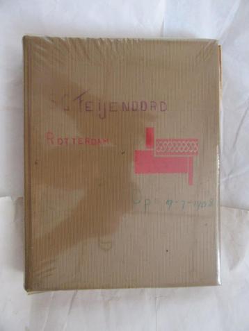 Oud plakboek ( 31) Feijenoord begin jaren 60 elftallen etc. beschikbaar voor biedingen