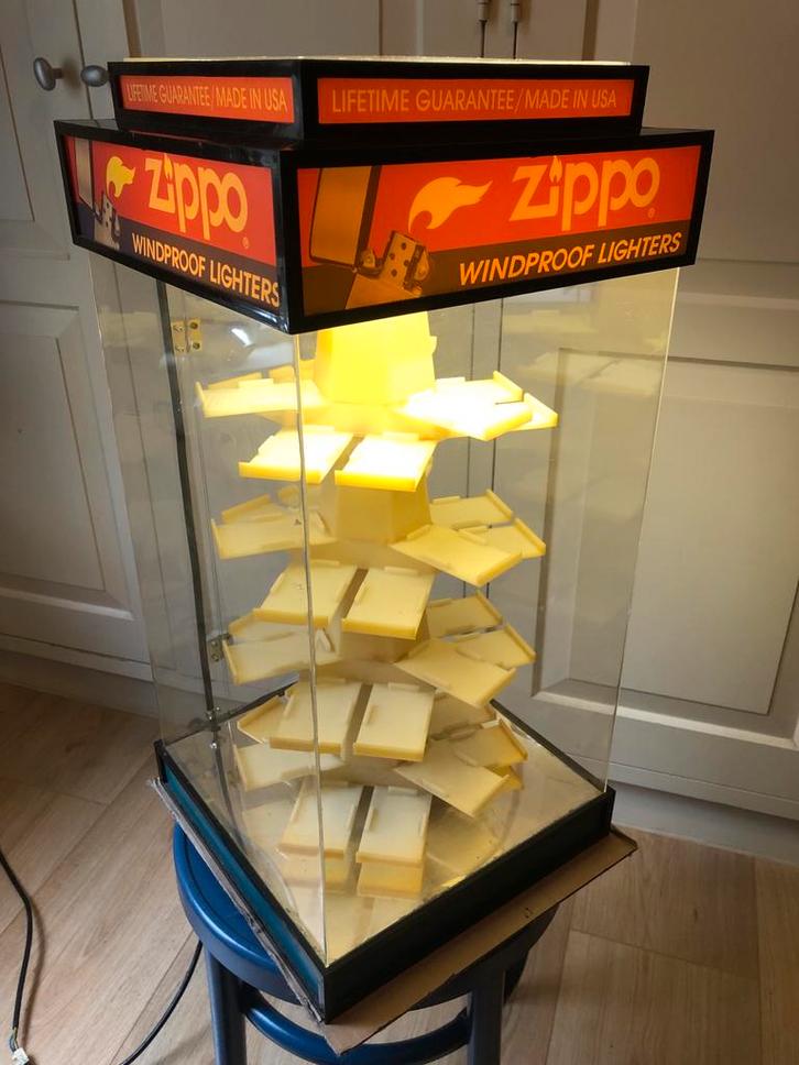 Oude Zippo Draaikast - Vintage Display, Verzamelen, Rookartikelen, Aanstekers en Luciferdoosjes, Gebruikt, Aansteker, Ophalen of Verzenden