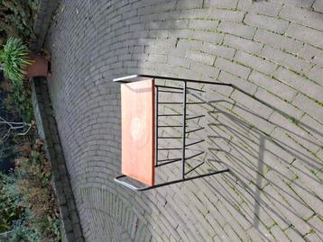 Retro krantenbak beschikbaar voor biedingen