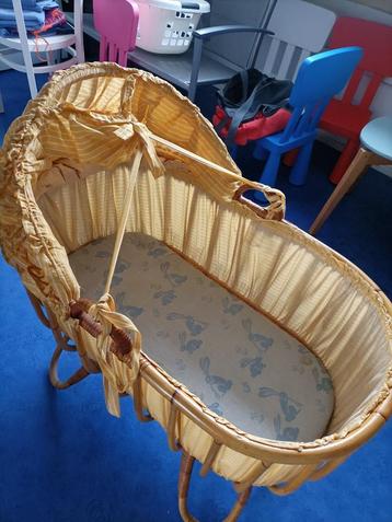 rotan wieg beschikbaar voor biedingen