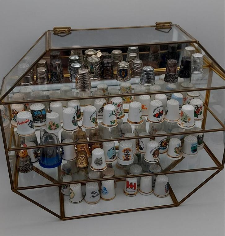 Vingerhoedjes plus vitrinekasjes., Verzamelen, Overige Verzamelen, Zo goed als nieuw, Ophalen