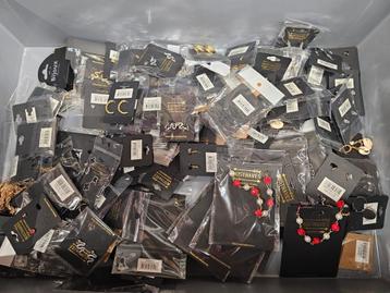 Partij diverse sieraden  beschikbaar voor biedingen