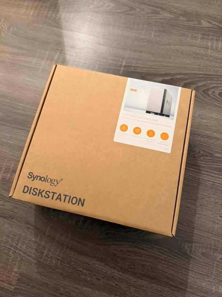 Synology Diskstation DS220J 2 bay NAS, Computers en Software, Dockingstations, Nieuw, Docking station, Ophalen of Verzenden