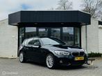 BMW 1-serie 118i M Sport|PANO|CARPLAY|TREKHAAK|, Gebruikt, Zwart, Bedrijf, 650 kg