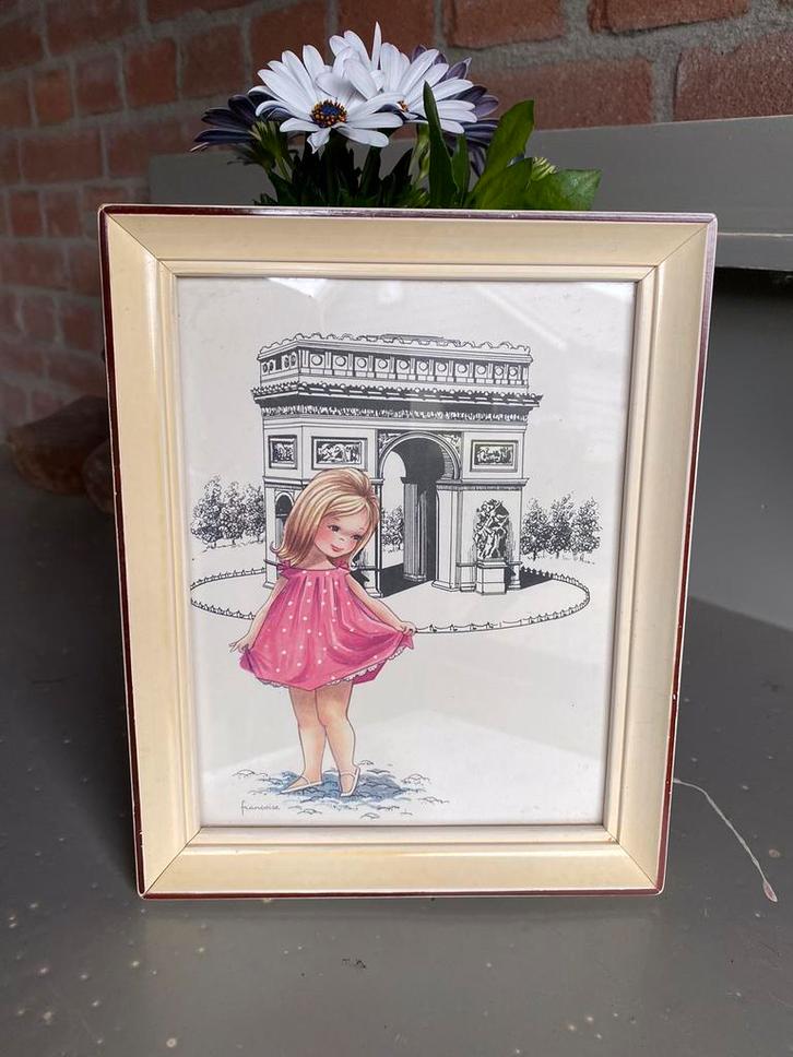 Prentje van kleine Parisienne bij Arc de Triumph, Verzamelen, Foto's en Prenten, Gebruikt, Prent, Buitenland, 1940 tot 1960, Ophalen of Verzenden