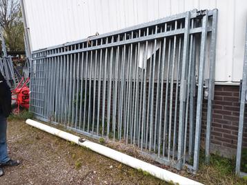Poort 10 meter. Elke deur is 5 meter hek   beschikbaar voor biedingen