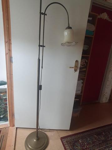 Vintage bronskleurige vloerlamp met glazen kap beschikbaar voor biedingen