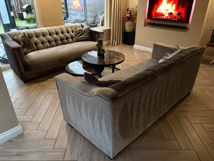 2 velvet grijze banken, Huis en Inrichting, Banken | Complete zithoeken, Zo goed als nieuw, Stof, Ophalen