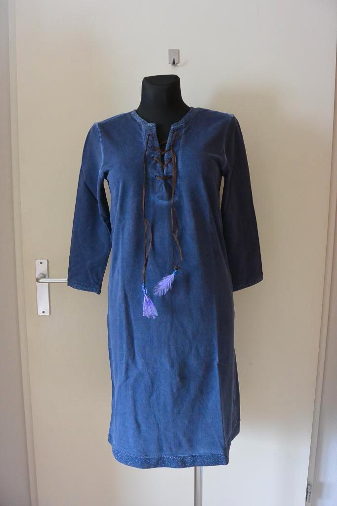 Place Du Soleil jurk M blauw zga nieuw, Kleding | Dames, Jurken, Zo goed als nieuw, Maat 38/40 (M), Blauw, Knielengte, Ophalen of Verzenden