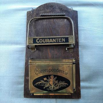 Antiek wandrek voor correspondentie en couranten  hout/koper beschikbaar voor biedingen