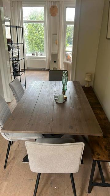 Tafel + 4 stevige stoelen, 2 bankjes (alles is los te koop) beschikbaar voor biedingen