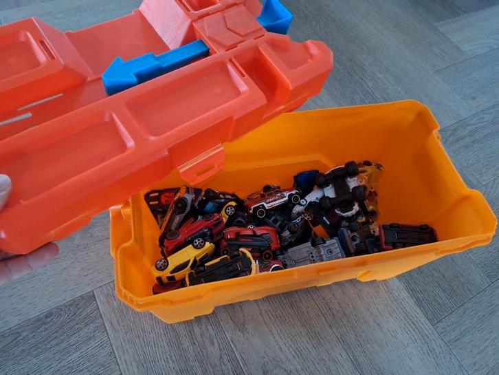 Hotwheels auto's in bak + baan mogelijkheid, Kinderen en Baby's, Speelgoed | Overig, Gebruikt, Jongen of Meisje, Ophalen of Verzenden