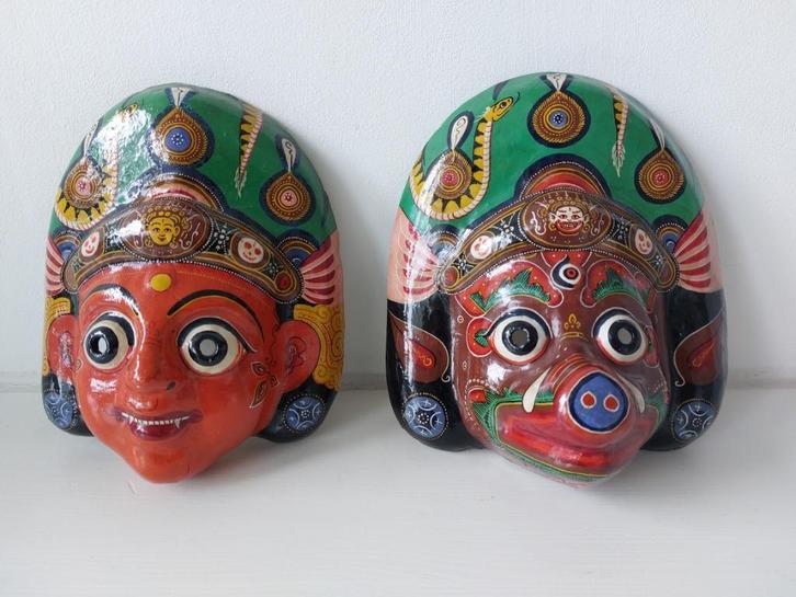 Twee handbeschilderde kleien maskers uit Nepal, Antiek en Kunst, Kunst | Niet-Westerse kunst, Ophalen of Verzenden