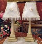 2 Tafellampen pilaar zuil lampvoet antiek lampenkappen crème
