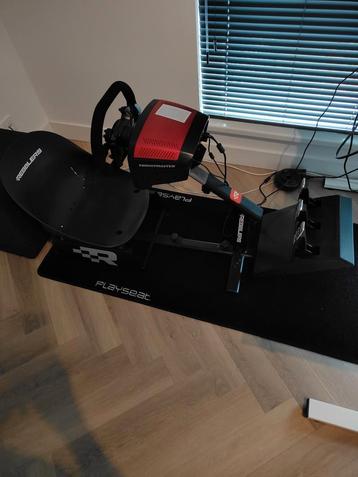 Thrustmaster set met playseat zo goed als nieuw  beschikbaar voor biedingen