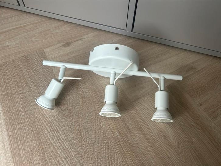 IKEA Tross Plafondrail 3 Spots (incl. lampen), Huis en Inrichting, Lampen | Spots, Gebruikt, Plafondspot of Wandspot, Metaal of Aluminium