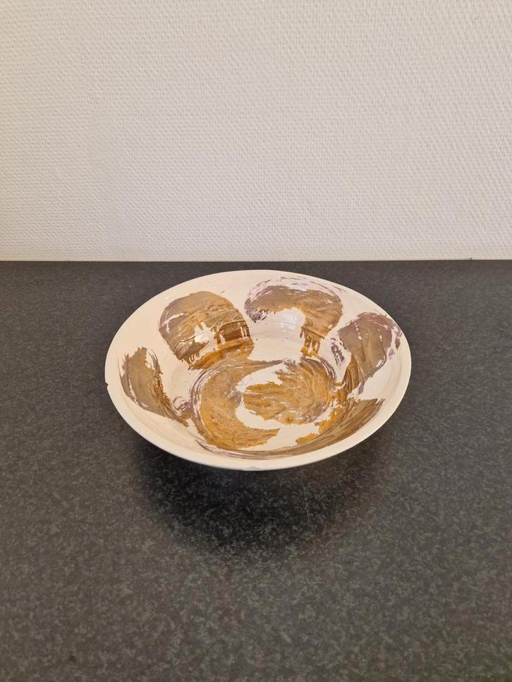 Schaal aardewerk met glazuur en goud gemerkt gesigneerd, Antiek en Kunst, Antiek | Schalen, Ophalen of Verzenden