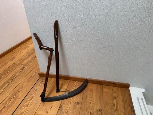 Antieke zeis met houten handvatten - Decoratie of verzamelin, Antiek en Kunst, Antiek | Woonaccessoires, Ophalen of Verzenden