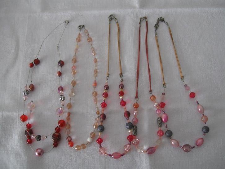 5 roze rode kettingen glaskralen leuk combineren goede staat, Sieraden, Tassen en Uiterlijk, Kettingen, Gebruikt, Overige materialen