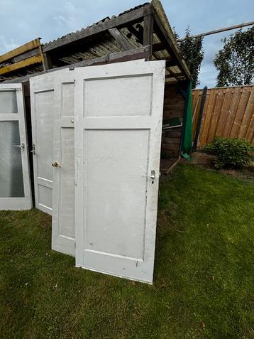 Verschillende houten deuren beschikbaar voor biedingen