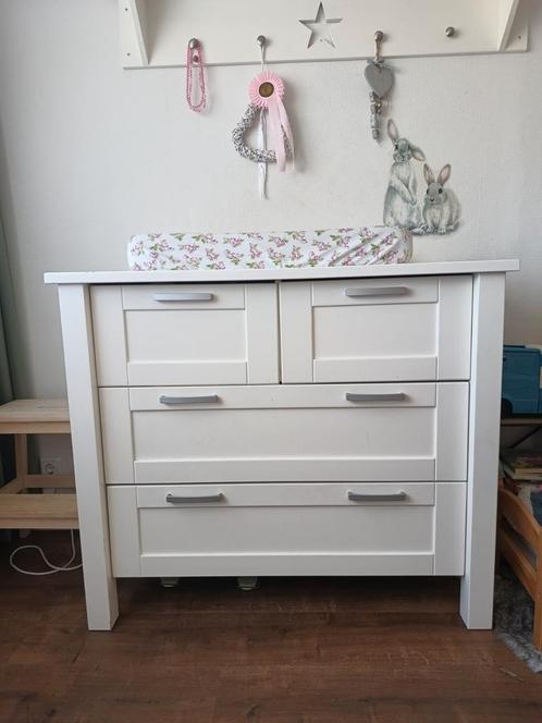 Complete kinderkamer (bed, commode, wandplank, kleding kast), Kinderen en Baby's, Kinderkamer | Complete kinderkamers, Zo goed als nieuw