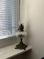 Antieke petroleumlamp, wit melkglas met bloemenmotief, Ophalen of Verzenden