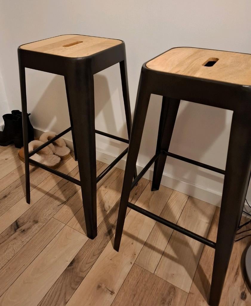 Mangohouten barkrukken, 2 stuks, Huis en Inrichting, Barkrukken, Zo goed als nieuw, 60 tot 90 cm, Hout, Metaal, 2 krukken, Met voetsteun