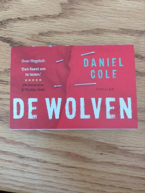 De Wolven - Daniel Cole (Dwarsligger), Boeken, Thrillers, Zo goed als nieuw, Nederland, Ophalen of Verzenden