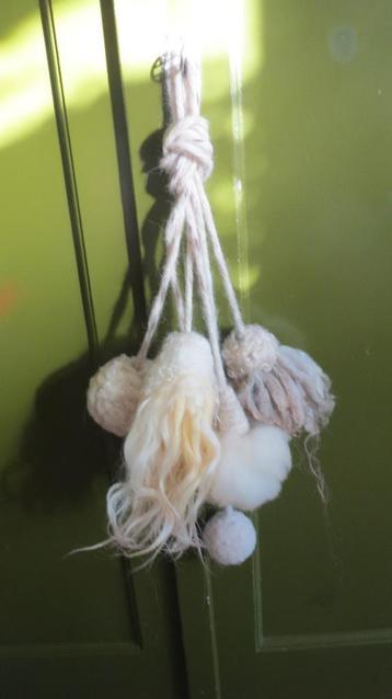 DECORATOEF set v 3, toef/bol, deur hangers, genaaldvilte wol beschikbaar voor biedingen