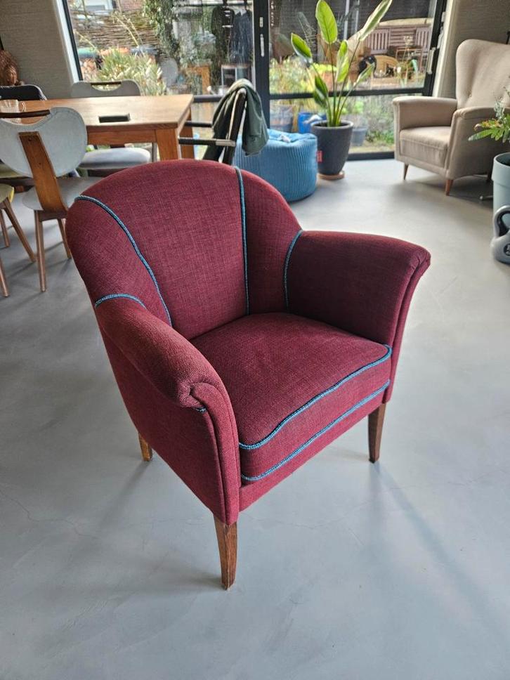 Vintage fauteuil met rode bekleding, Huis en Inrichting, Fauteuils, Gebruikt, 50 tot 75 cm, 75 tot 100 cm, Ophalen
