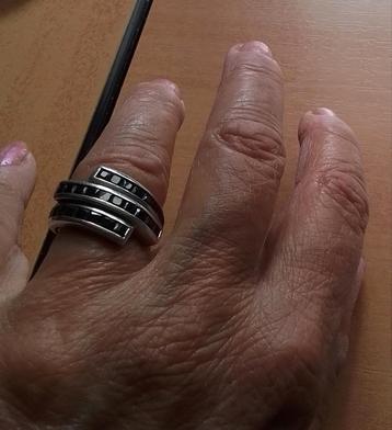 Zilveren ring met zwarte zirkonia's maat 17 beschikbaar voor biedingen