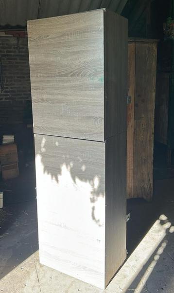 Hoge kast grijs beschikbaar voor biedingen