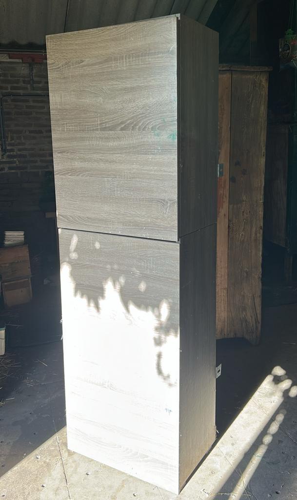 Hoge kast grijs, Huis en Inrichting, Kasten | Kledingkasten, Gebruikt, 150 tot 200 cm, 50 tot 100 cm, 25 tot 50 cm, Met deur(en)