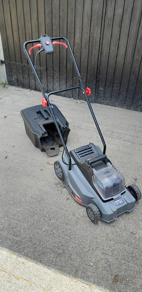 Grasmaaier powerplus op accu  (draadloos, maar oplader mist), Tuin en Terras, Grasmaaiers, Zo goed als nieuw, Accu-grasmaaier