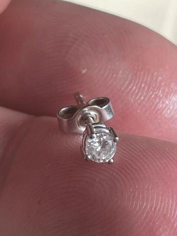 1 enkele witgouden oorsteker  met diamant van 0,10 ct beschikbaar voor biedingen