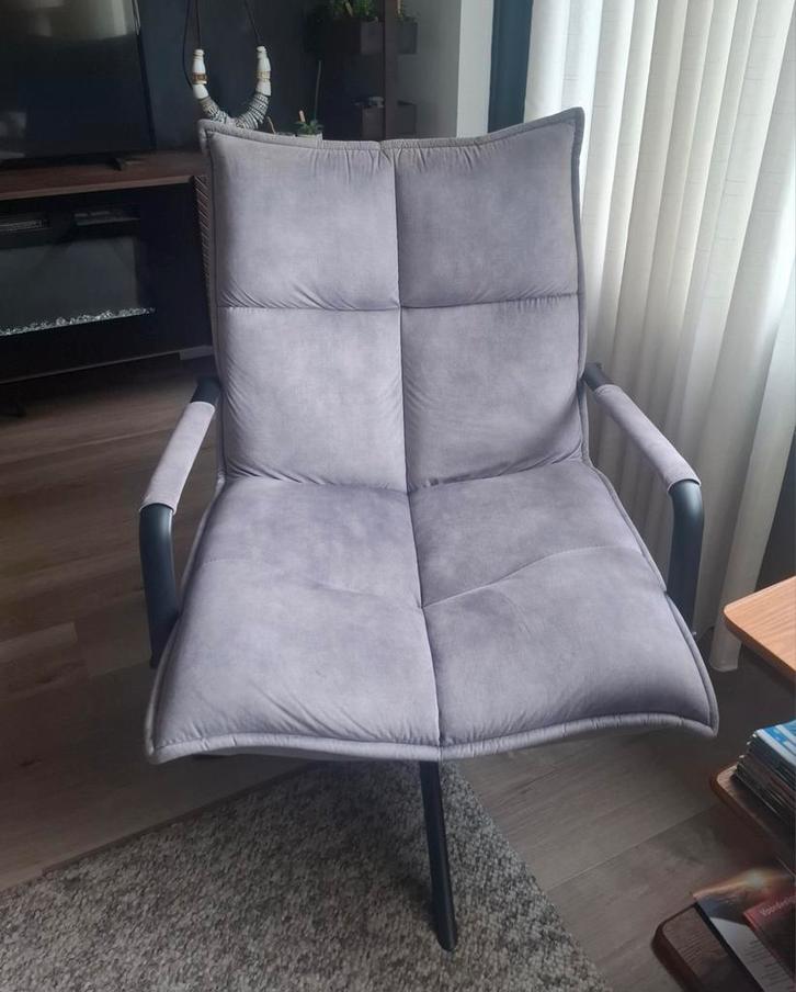 Taupe draaifauteuil met armleuningen
en zwarte metalen poot, Huis en Inrichting, Fauteuils, Gebruikt, Metaal, Overige materialen