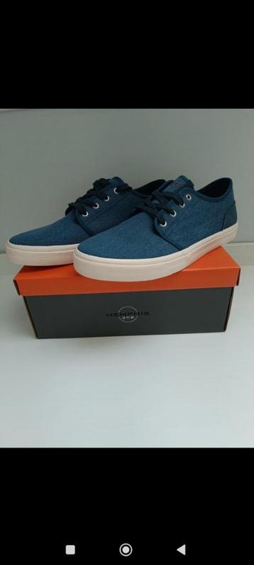 Splinternieuwe canvas sneakers beschikbaar voor biedingen