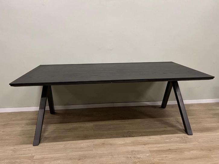 Moniz 240cm eettafel van Xooon nu voor €500,-, Huis en Inrichting, Lampen | Vloerlampen, Nieuw, 200 cm of meer, Hout, Metaal, Verzenden