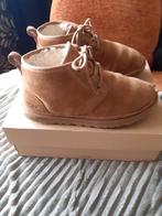 Ugg uggs Neumel maat 39,5, Kleding | Dames, Schoenen, Ophalen of Verzenden, Zo goed als nieuw, Bruin, Pantoffels of Sloffen
