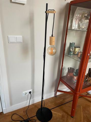 Industriële vloerlamp zwart met hout beschikbaar voor biedingen